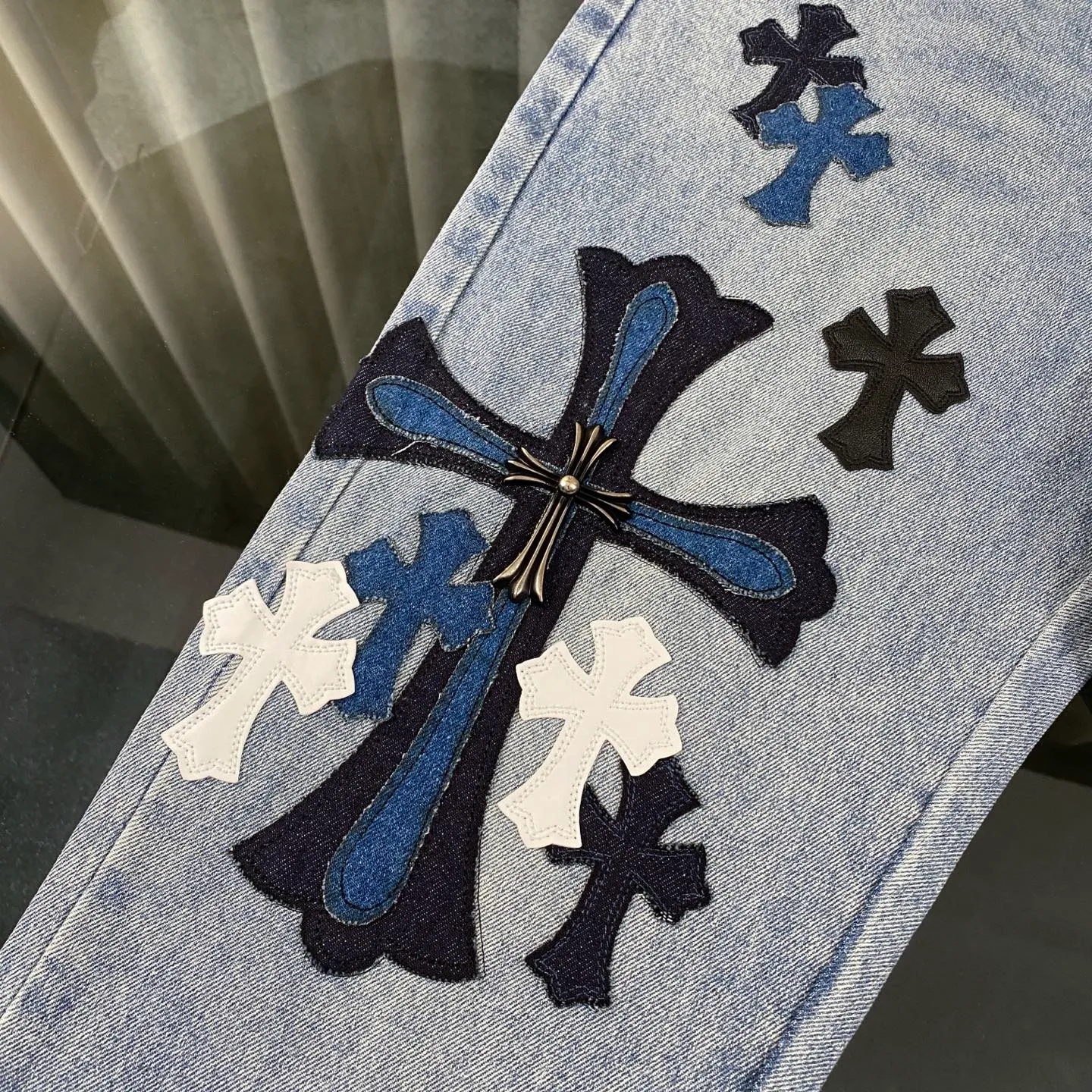 P310 Ch rare co-branded top item Chrome hearts new Chrome heart patchwork patchwork cross stitching micro-flare jeans Top-notch configuration, details are invincible! ! Cleanfit has become very popular in the past two years, and Kroxin’s consistent style is particularly high-end! ! Imported Japanese woven fabric ready-made clothes, genuine leather Crocodile leather labels and waist cloth leather tags are sewn on. The overall process is very cumbersome. The buttons on the trousers fly, rivets, back pockets, and metal decorative plates are all custom-made from molds. After they are finished, they are distressed to create a very effective effect. It has a vintage taste, and has been used by all kinds of big-name European and American celebrities. Kenijima’s cleanfit style has become popular all over the world. Top-grade hardware, pay attention to my detailed photos, the buttons are all detachable, and they are made of 925 engraved silver! ! Match as you like, suitable for both men and women ✔️✔️ Color: blue Size: 28—36